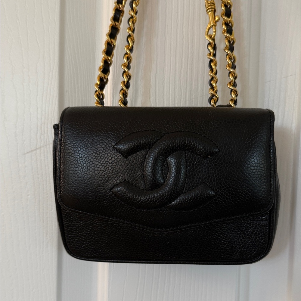 Elegant Black Crossbody Bag with Gold Chain